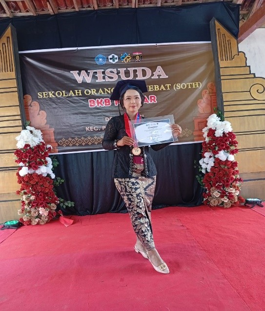 foto Penulis keika melaksanakan prosesi Wisuda Sekolah Orang Tua Hebat